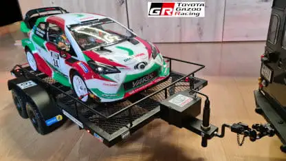 Auto am Anhänger Vorderansicht