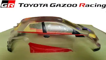 Auto teillackiert in rot und schwarz