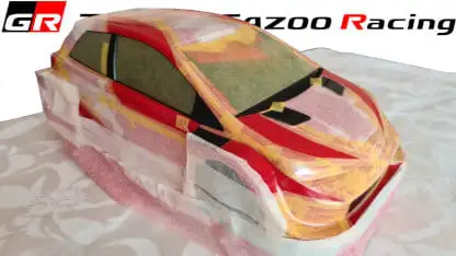 Teile von Karosserie innen rot lackiert